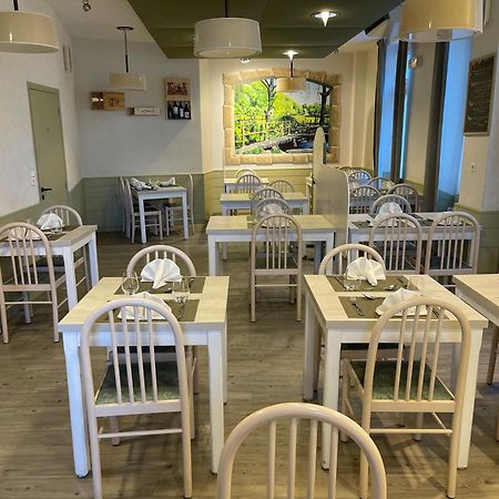 Logis Hotel Restaurant Cazes Arazat Laissac Exterior foto