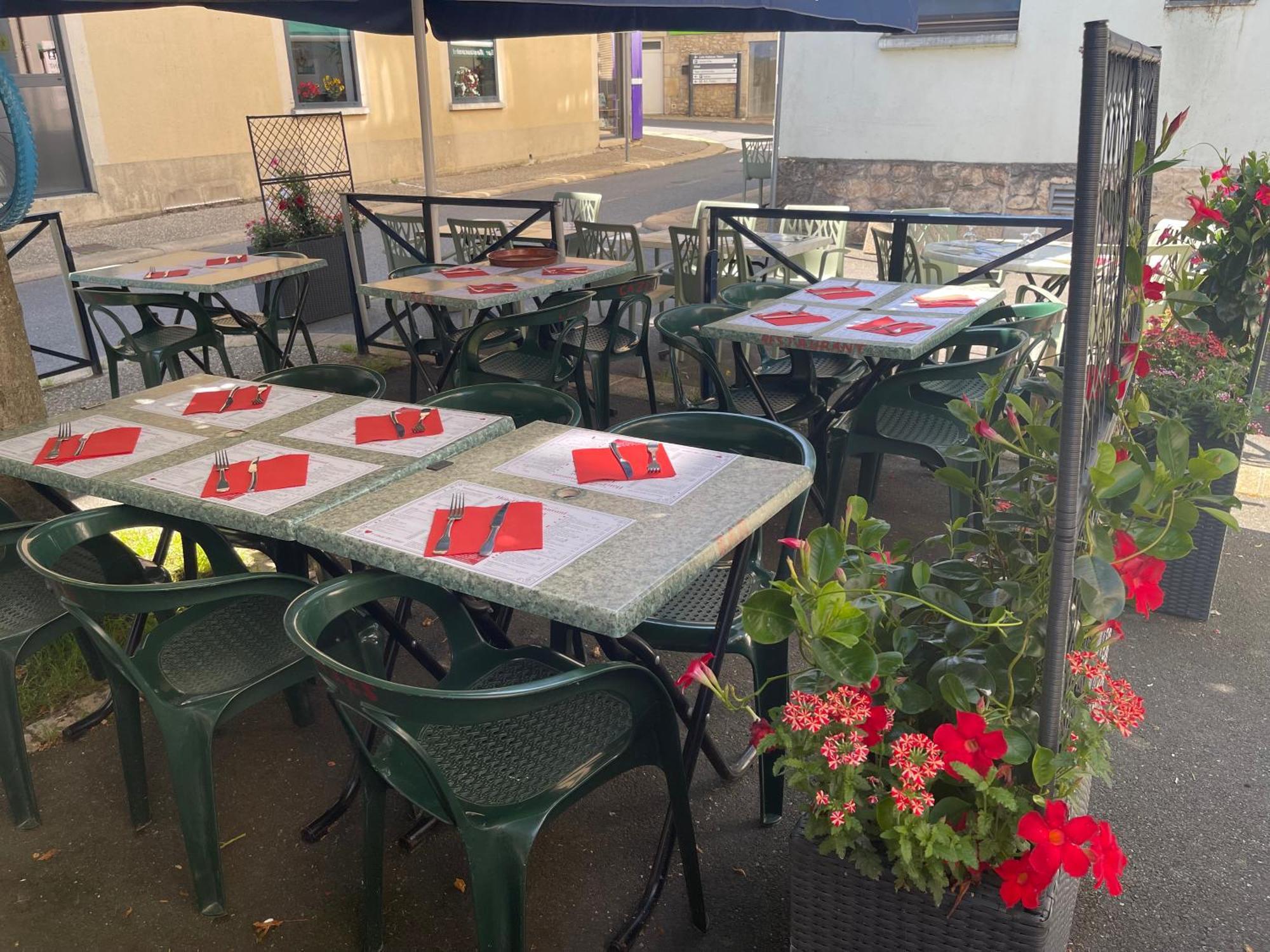 Logis Hotel Restaurant Cazes Arazat Laissac Exterior foto