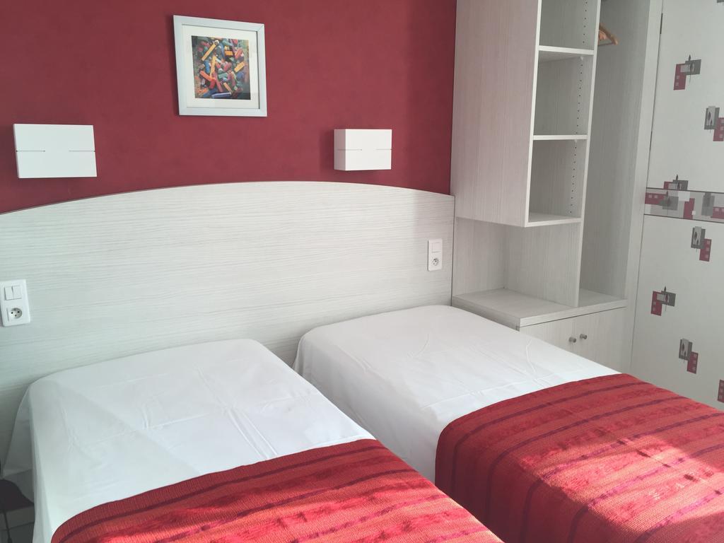 Logis Hotel Restaurant Cazes Arazat Laissac Exterior foto