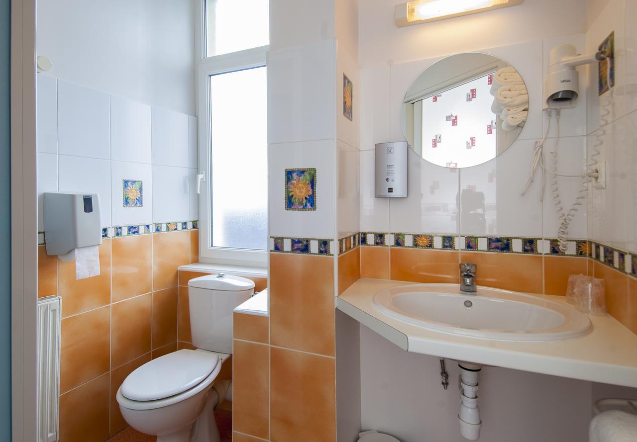 Logis Hotel Restaurant Cazes Arazat Laissac Exterior foto