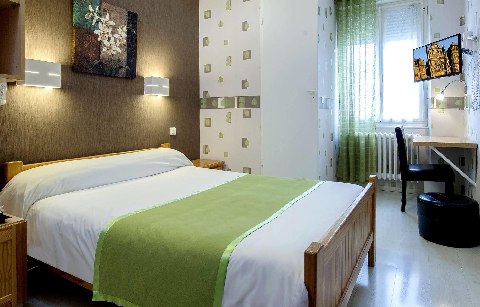 Logis Hotel Restaurant Cazes Arazat Laissac Exterior foto