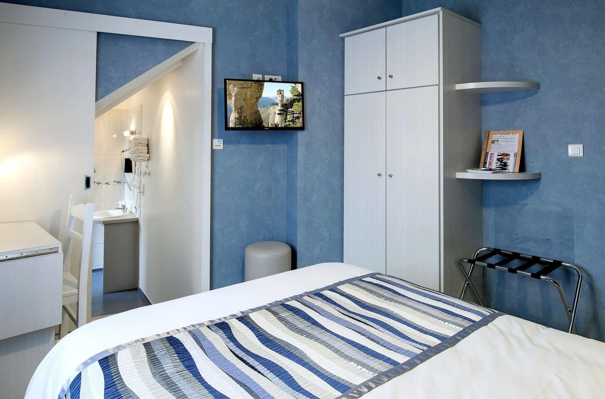 Logis Hotel Restaurant Cazes Arazat Laissac Exterior foto