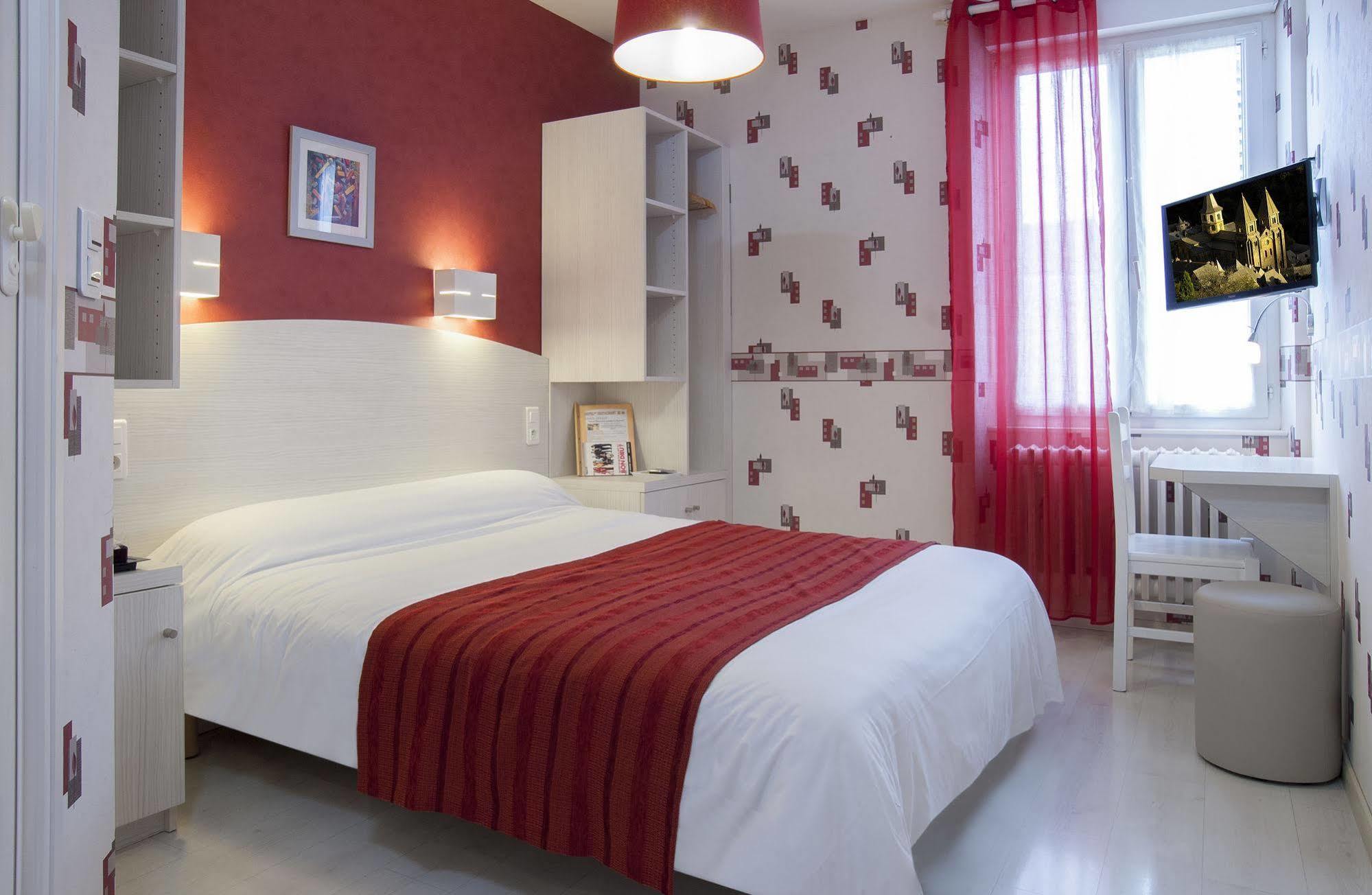 Logis Hotel Restaurant Cazes Arazat Laissac Exterior foto