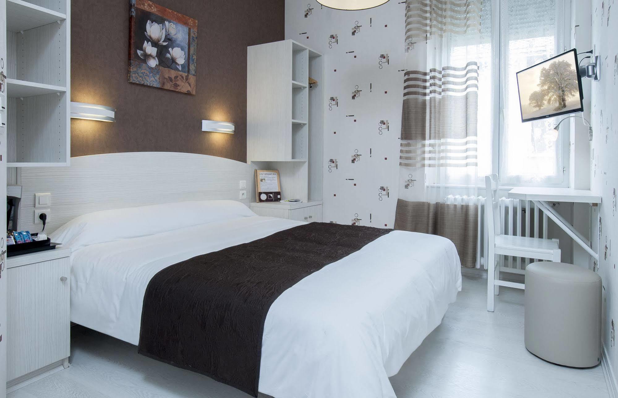 Logis Hotel Restaurant Cazes Arazat Laissac Exterior foto