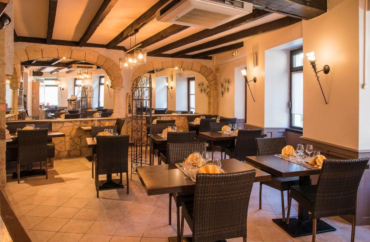 Logis Hotel Restaurant Cazes Arazat Laissac Exterior foto