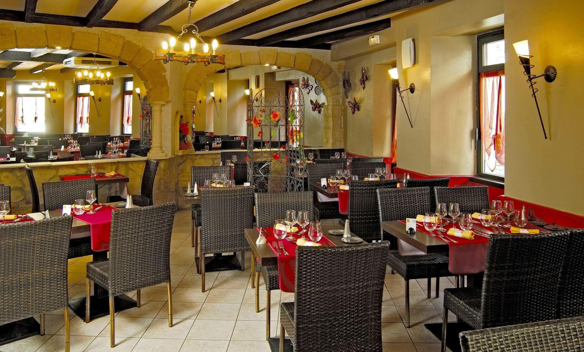 Logis Hotel Restaurant Cazes Arazat Laissac Exterior foto